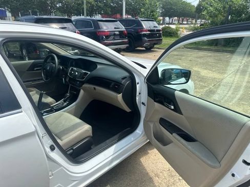 Used 2017 Honda Accord LX image 11