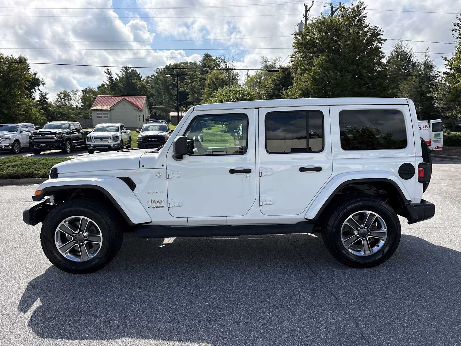 Used 2020 Jeep Wrangler Unlimited Sahara AWD/4WD image 9