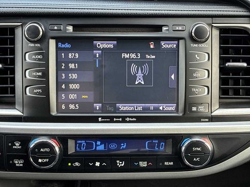 Used 2019 Toyota Highlander SE AWD/4WD image 12