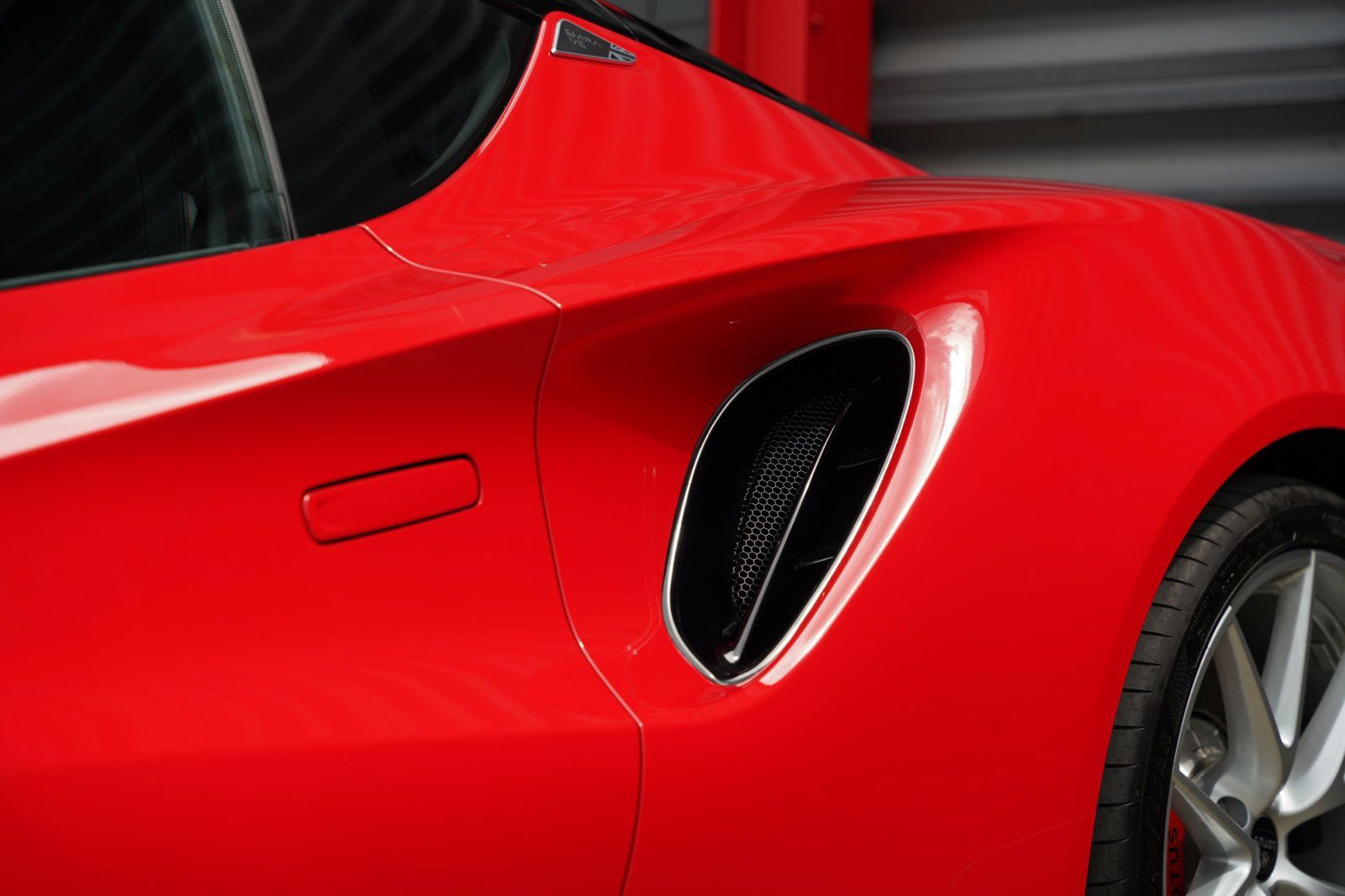 Used 2025 Lotus Emira RWD image 19