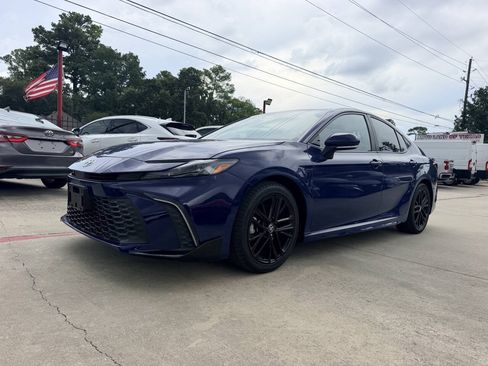 Used 2025 Toyota Camry SE FWD image 1