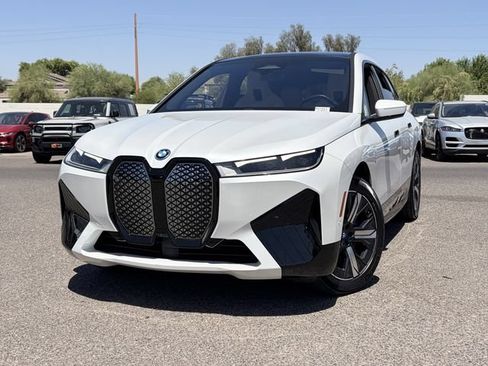 Used 2023 BMW iX xDrive50 w/ Sport Package AWD/4WD image 3