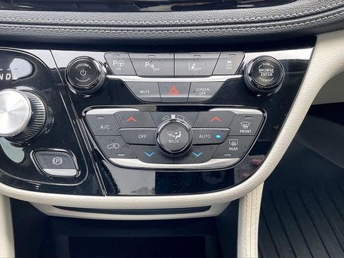 Used 2023 Chrysler Pacifica Limited image 33