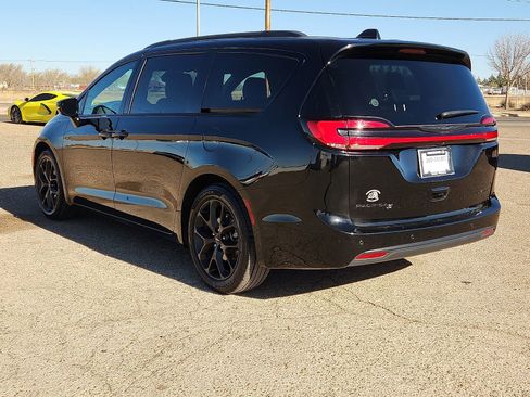 Used 2025 Chrysler Pacifica Limited image 3