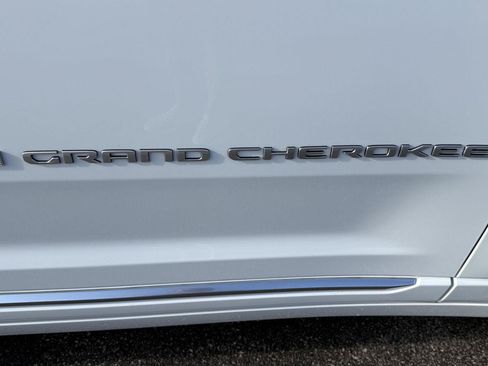 Used 2025 Jeep Grand Cherokee Summit AWD/4WD image 14