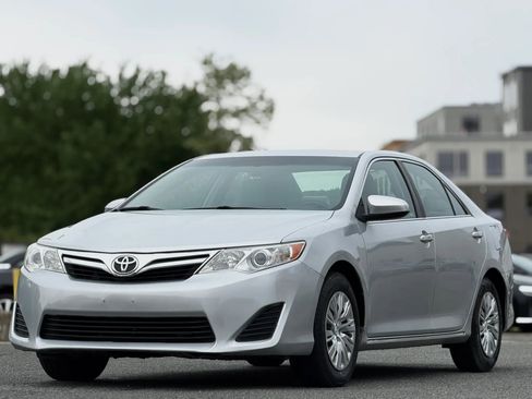 Used 2012 Toyota Camry LE FWD image 1