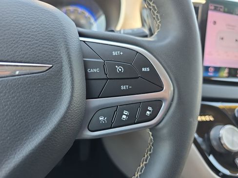 Used 2023 Chrysler Pacifica Touring-L FWD image 21