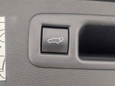 Used 2024 Toyota Highlander XLE AWD/4WD image 30