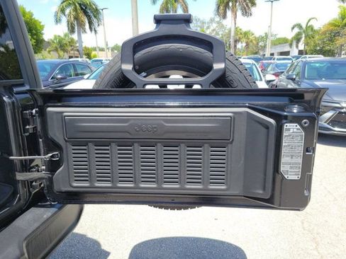 Used 2022 Jeep Wrangler Unlimited Sahara 4xe AWD/4WD image 7
