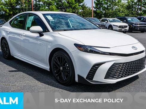 Used 2025 Toyota Camry SE image 4