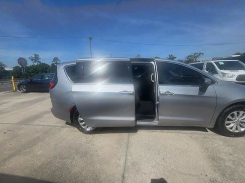 Used 2017 Chrysler Pacifica Touring w/ Tire & Wheel Group FWD image 10