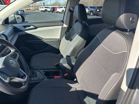 Used 2024 Volkswagen Taos SE image 11