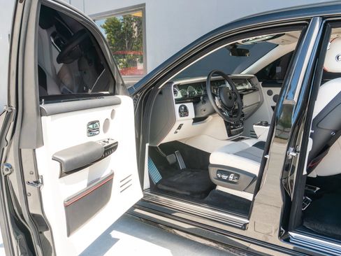 Used 2024 Rolls-Royce Phantom Sedan w/ The Phantom Package RWD image 61
