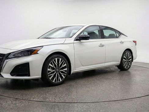 Used 2025 Nissan Altima 2.5 SV FWD image 3