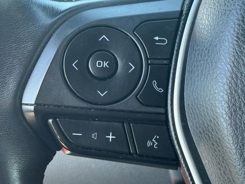 Used 2022 Toyota Venza LE image 18