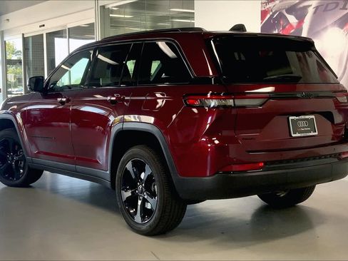 Used 2023 Jeep Grand Cherokee Altitude image 4