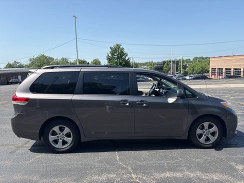 Used 2012 Toyota Sienna LE w/ Towing Pkg FWD image 13
