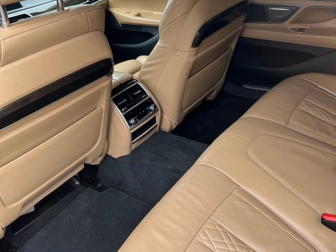 Used 2022 BMW 740i image 12