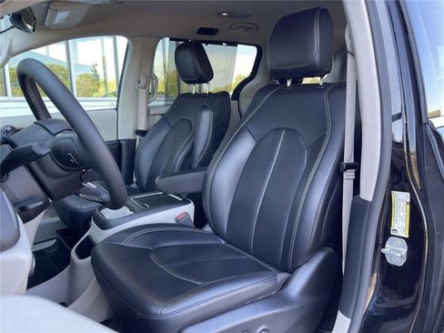 Used 2024 Chrysler Pacifica Touring-L FWD image 13