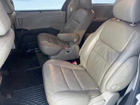 Used 2016 Toyota Sienna XLE image 14