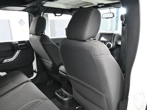 Used 2018 Jeep Wrangler Unlimited Sahara w/ Connectivity Group image 38