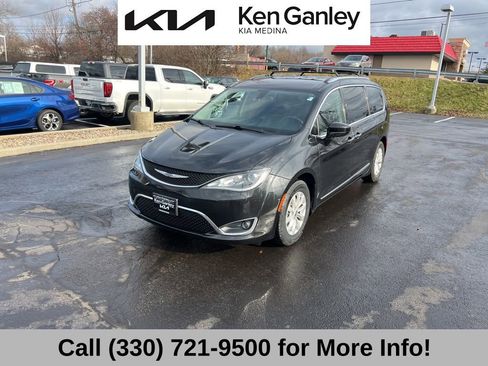 Used 2018 Chrysler Pacifica Touring-L w/ Premium Audio Group image 2