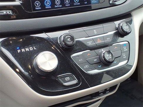 Used 2017 Chrysler Pacifica Touring image 14