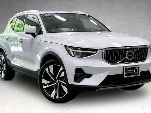 Used 2024 Volvo XC40 B5 Plus w/ Protection Package Premier AWD/4WD image 3
