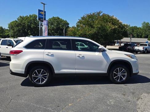 Used 2019 Toyota Highlander XLE FWD image 4
