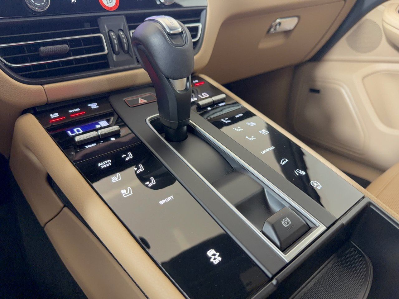 Used 2026 Porsche Macan AWD/4WD image 25
