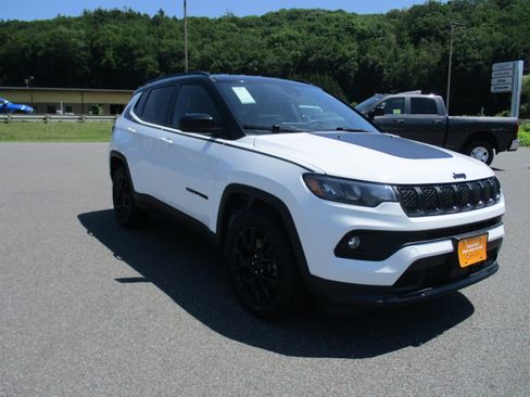 Used 2023 Jeep Compass Latitude w/ Convenience Group AWD/4WD image 3