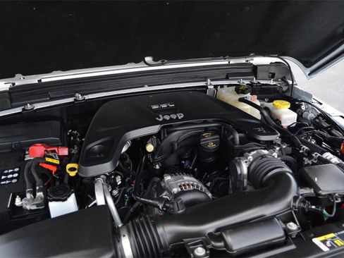 Used 2020 Jeep Wrangler Unlimited Sahara image 40