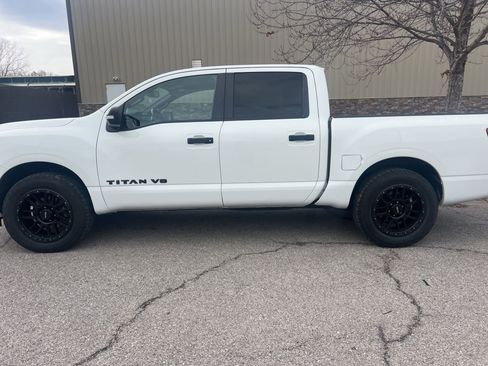 Used 2019 Nissan Titan SV w/ SV Convenience Package image 9