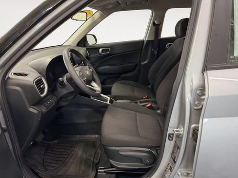 Used 2022 Hyundai Venue SE FWD image 7