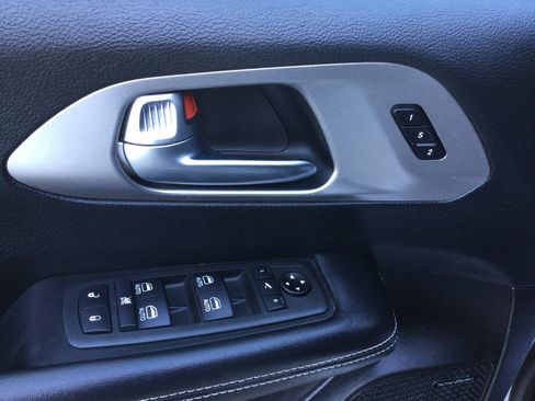 Used 2021 Chrysler Pacifica Limited w/ Uconnect Theater Family Group AWD/4WD image 11