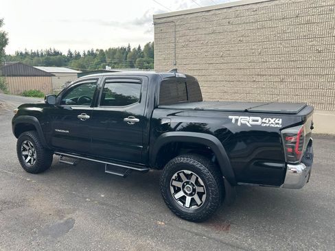 Used 2017 Toyota Tacoma TRD Off-Road AWD/4WD image 8