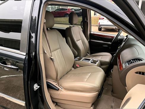 Used 2016 Chrysler Town & Country Touring image 9