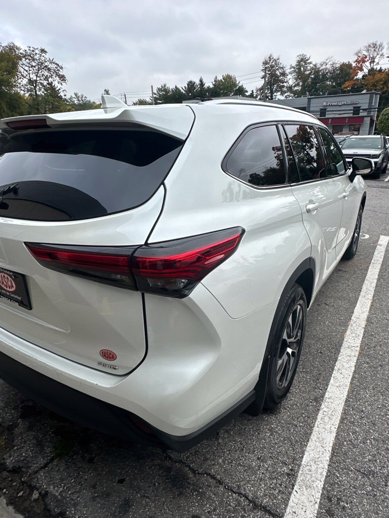 Used 2021 Toyota Highlander XLE AWD/4WD image 7