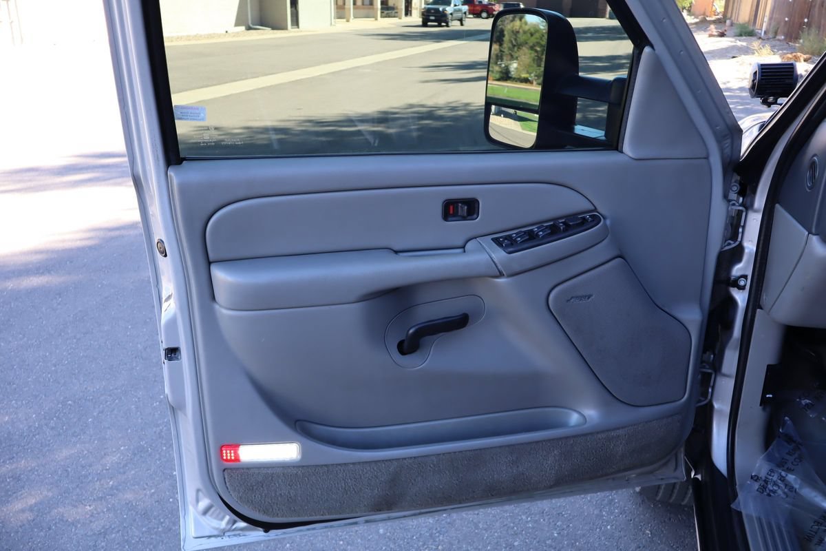 Used 2004 Chevrolet Suburban LS w/ Preferred Equipment Group AWD/4WD image 24