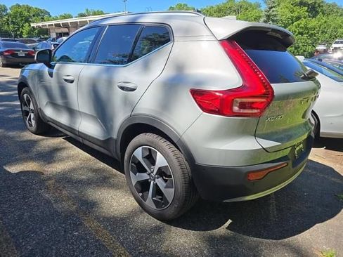 Used 2025 Volvo XC40 B5 Plus AWD/4WD image 3