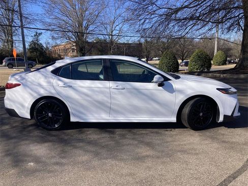 Used 2025 Toyota Camry SE image 2