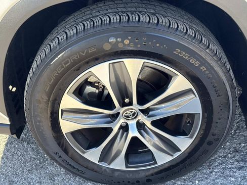 Used 2023 Toyota Highlander XLE image 11