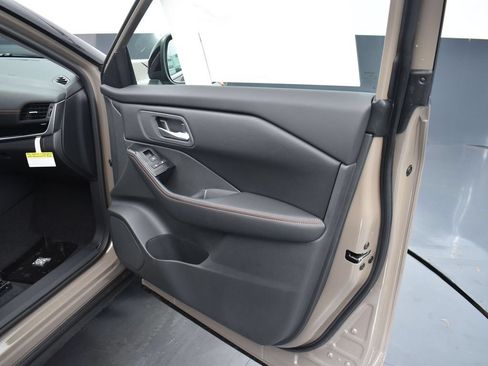 Used 2025 Nissan Rogue SV AWD/4WD image 9