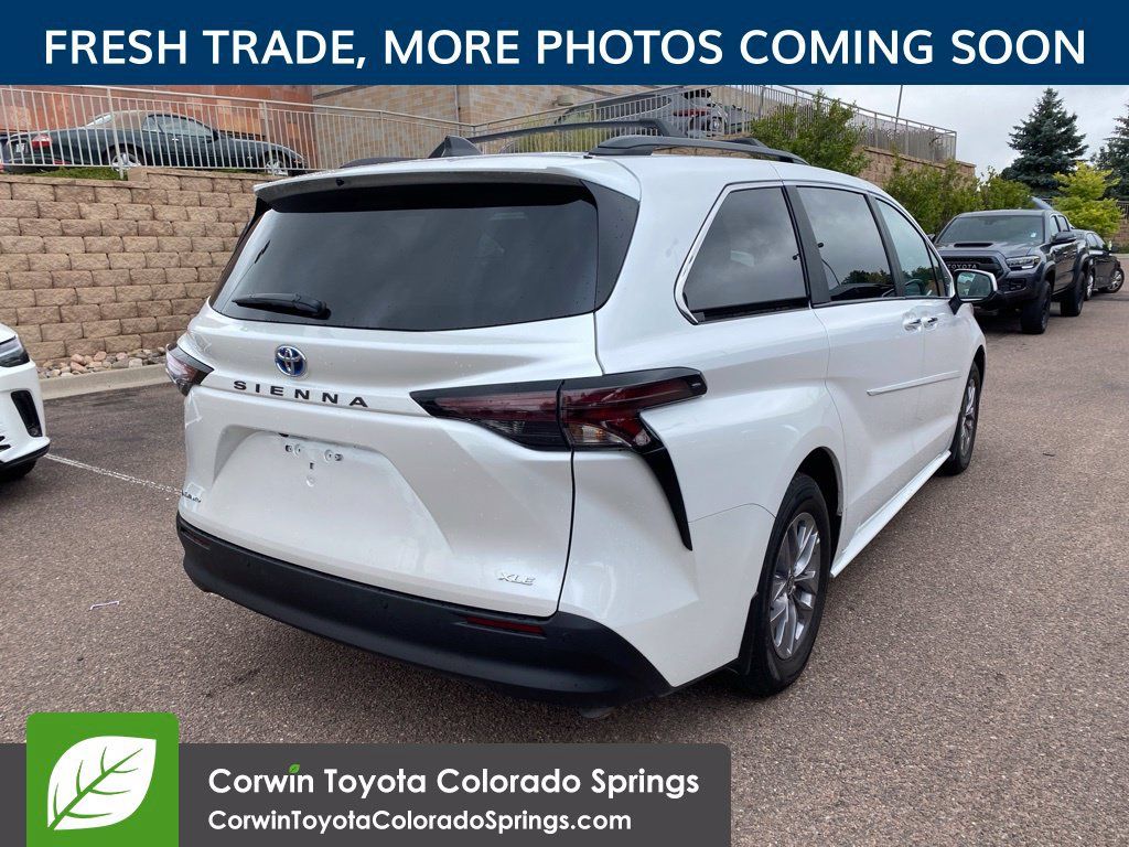 Used 2025 Toyota Sienna XLE w/ XLE Plus Package AWD/4WD image 8