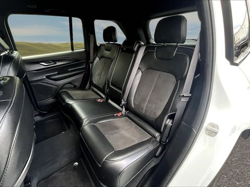 Used 2025 Jeep Grand Cherokee Altitude AWD/4WD image 14