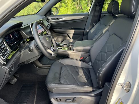 Certified 2026 Volkswagen Atlas Cross Sport SE w/ Panoramic Sunroof Package FWD image 14