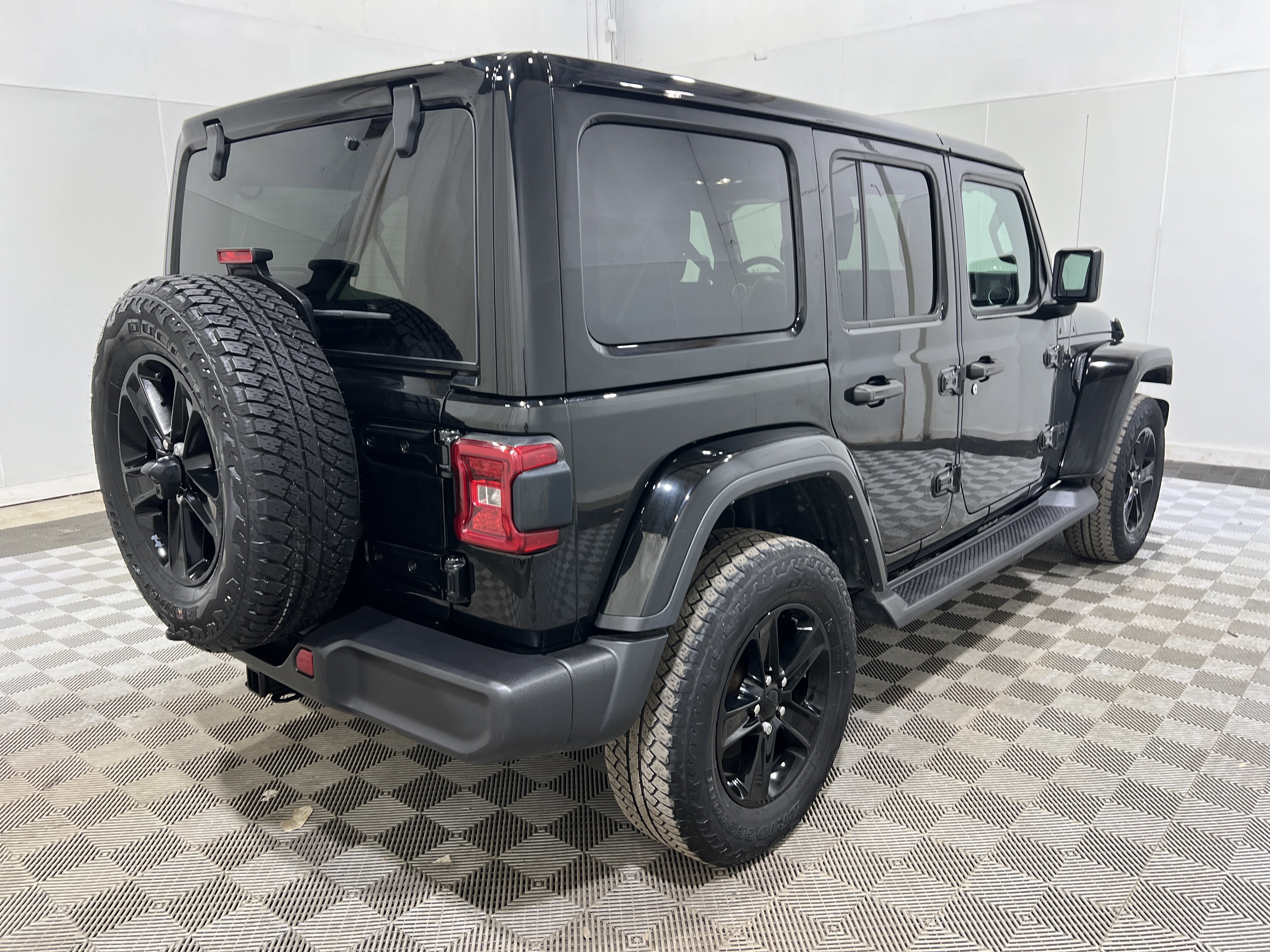 Used 2022 Jeep Wrangler Unlimited Sahara AWD/4WD image 3