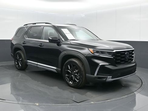 Used 2025 Honda Pilot Touring image 1