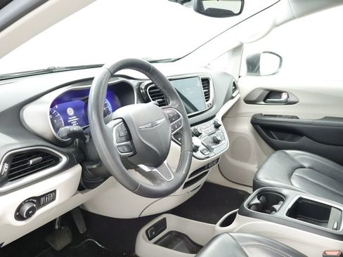 Used 2023 Chrysler Pacifica Touring-L FWD image 23