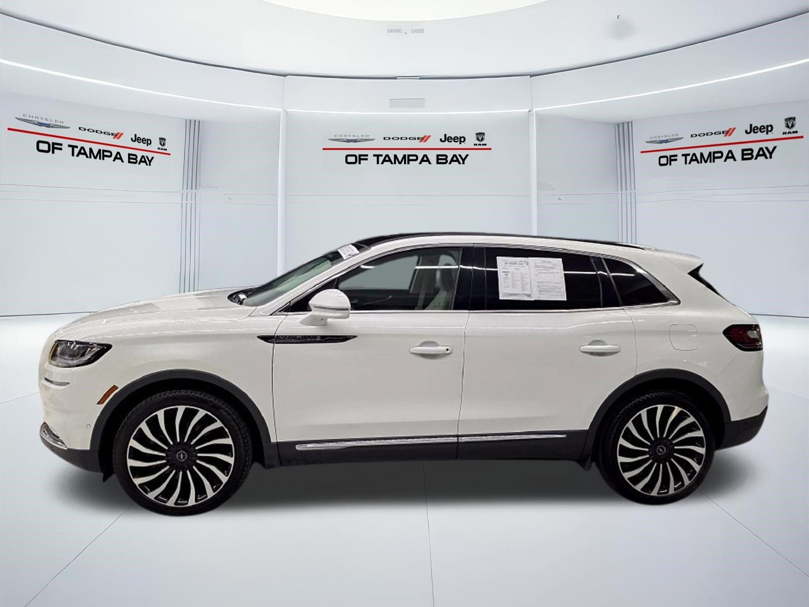 Used 2022 Lincoln Nautilus Black Label w/ Class II Trailer Tow Package AWD/4WD image 3